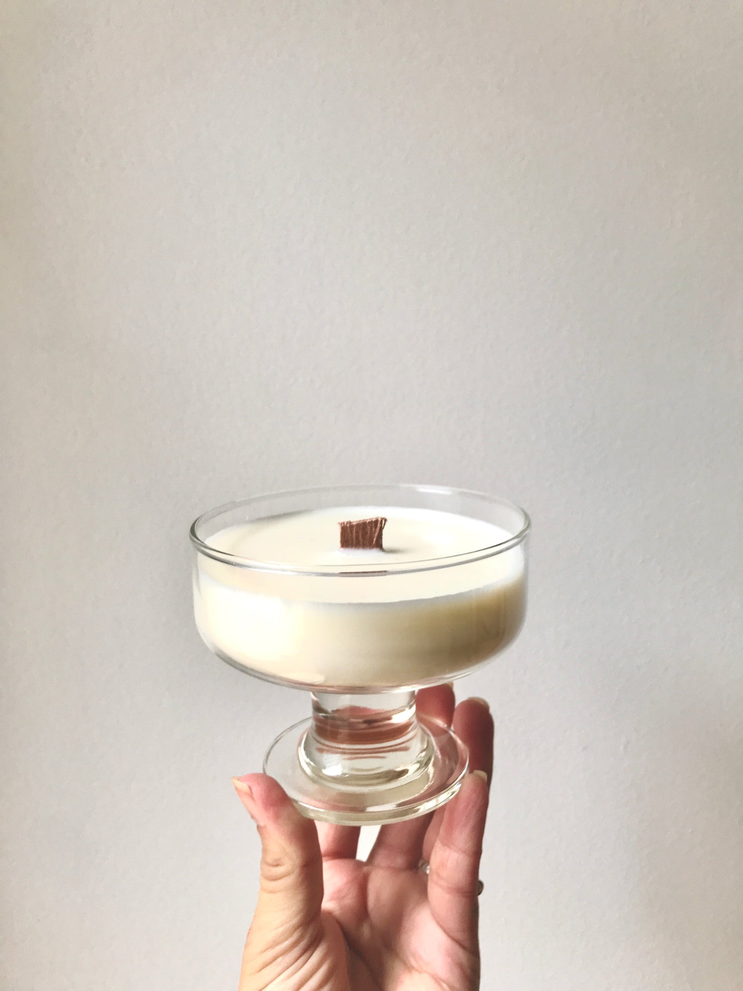 Bougie dans une coupe à champagne
