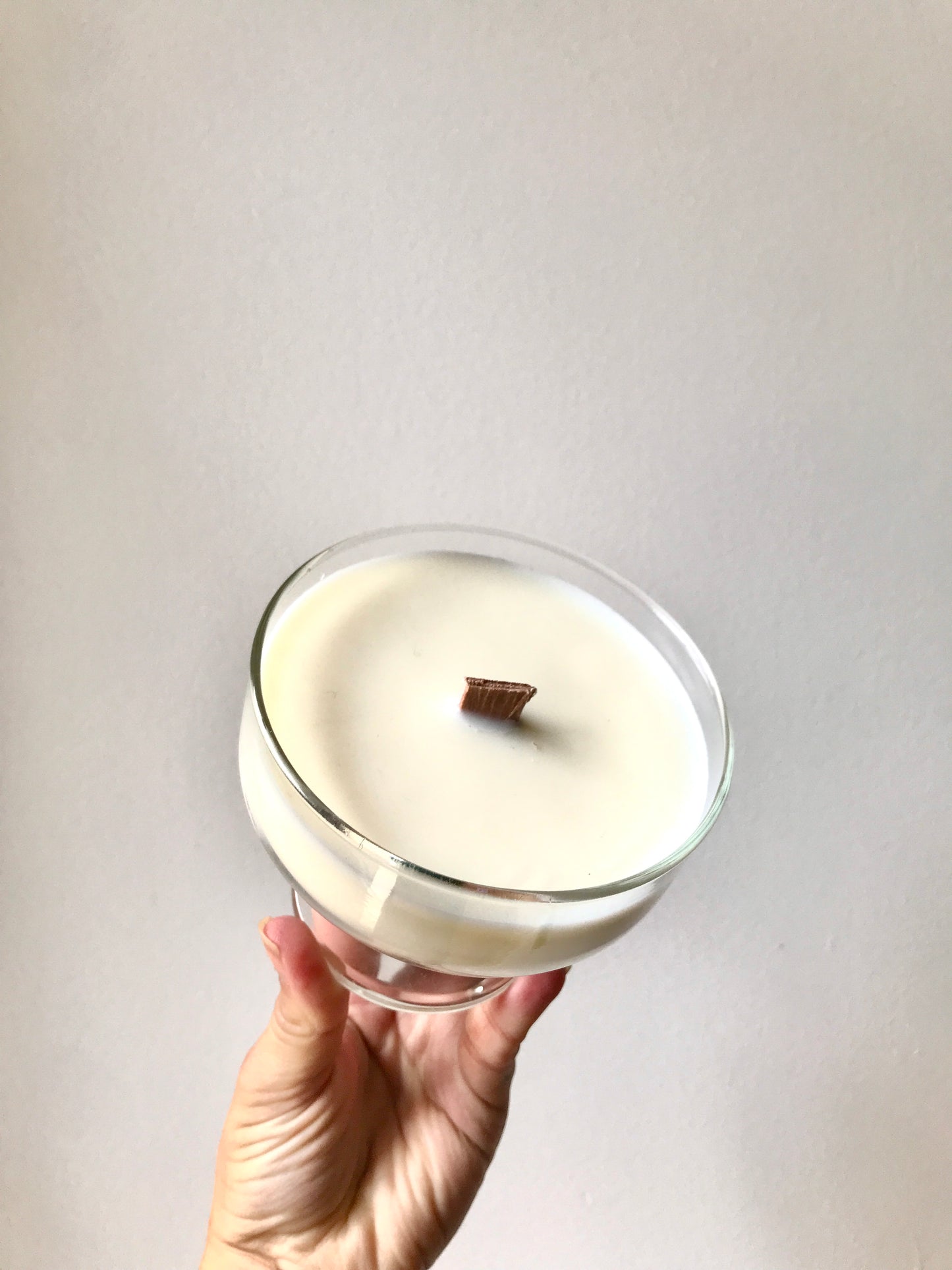 Bougie dans une coupe à champagne