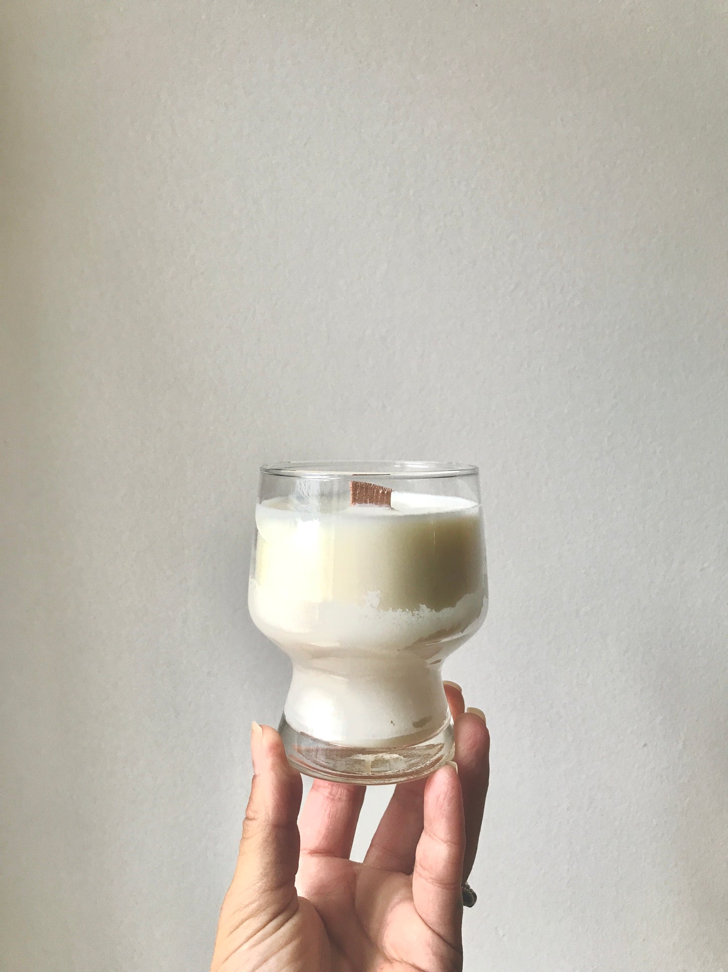 Bougie dans un verre ancien