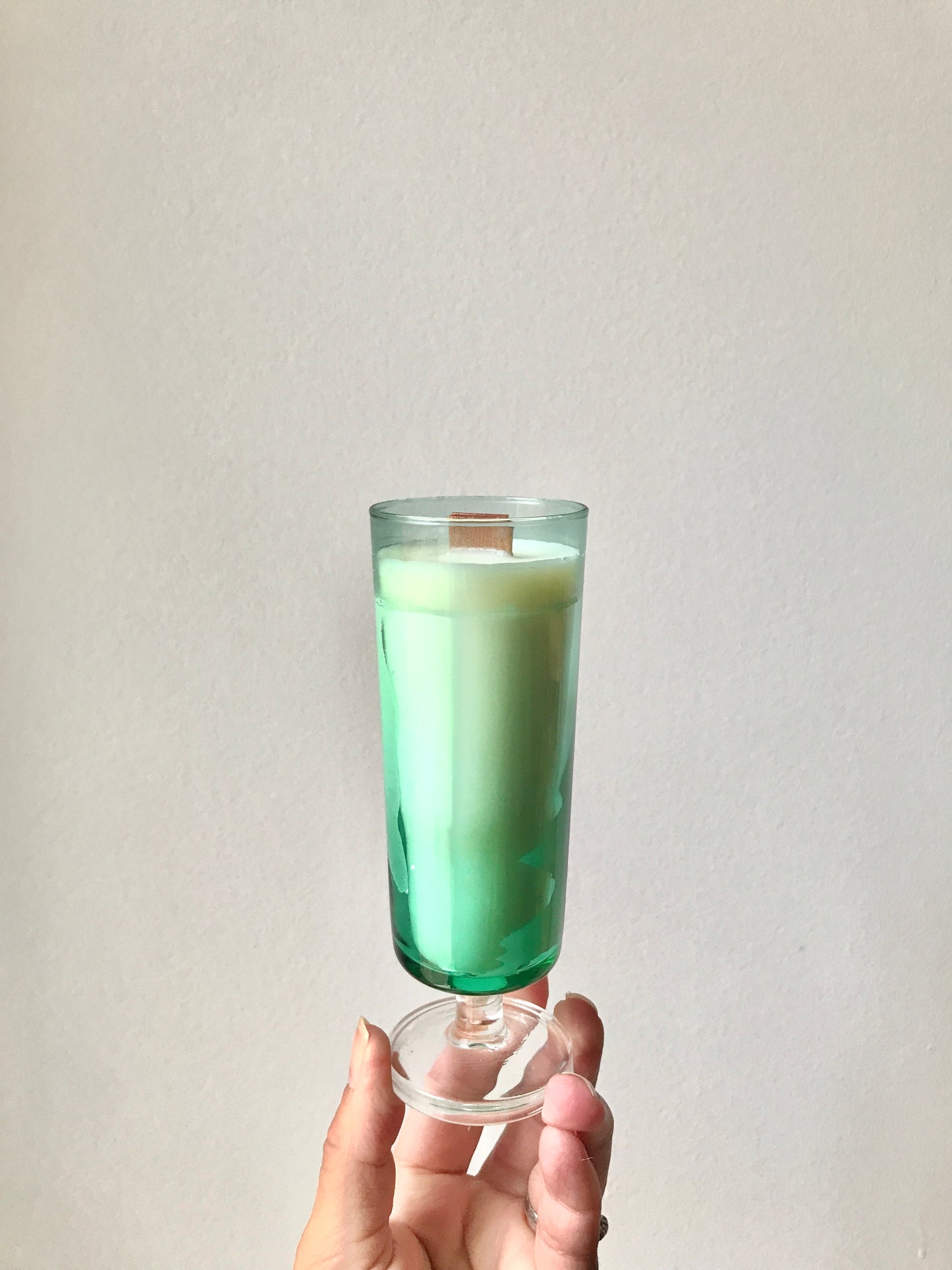 Bougie dans une flûte à champagne