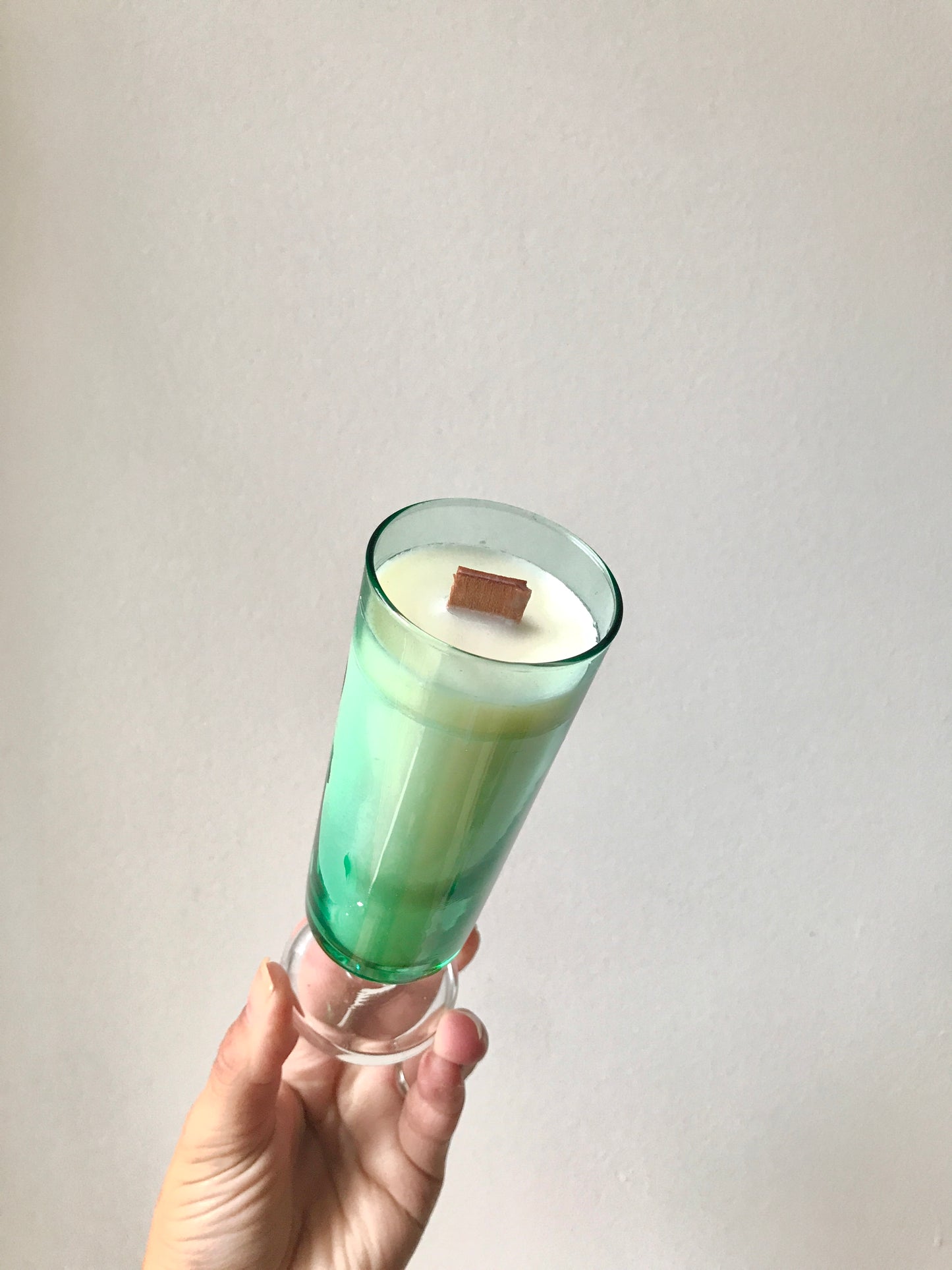 Bougie dans une flûte à champagne