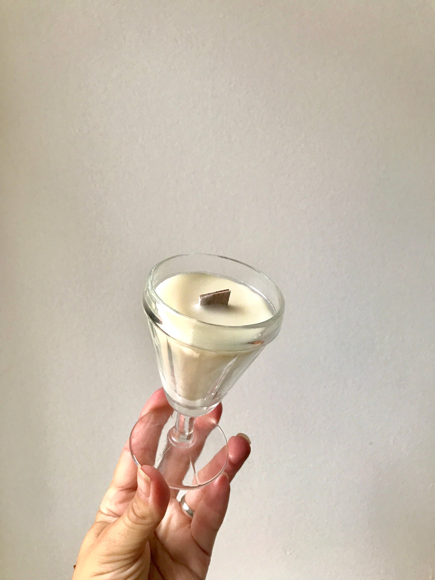 Bougie dans un petit verre à vin