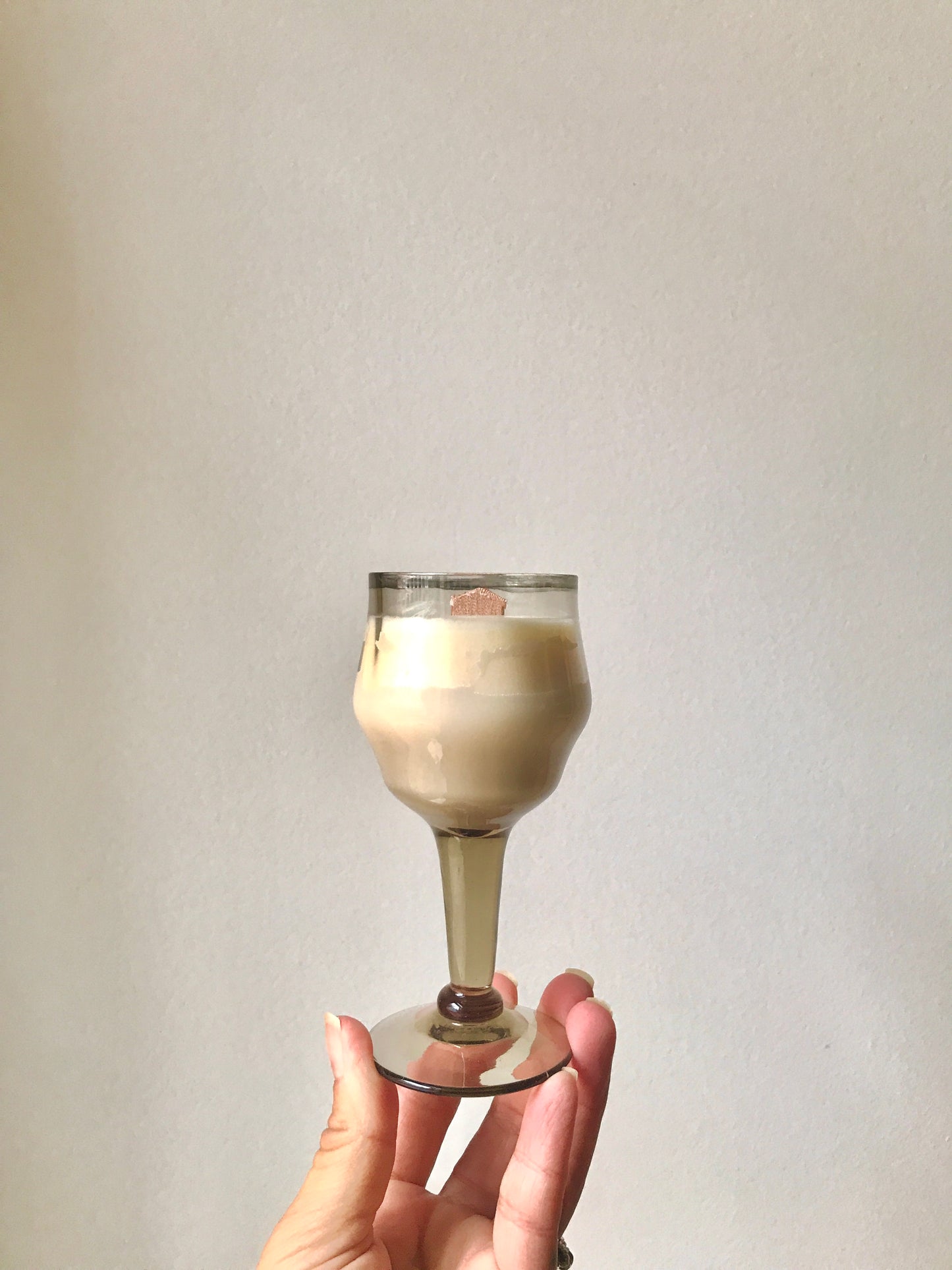 Bougie dans un verre à vin