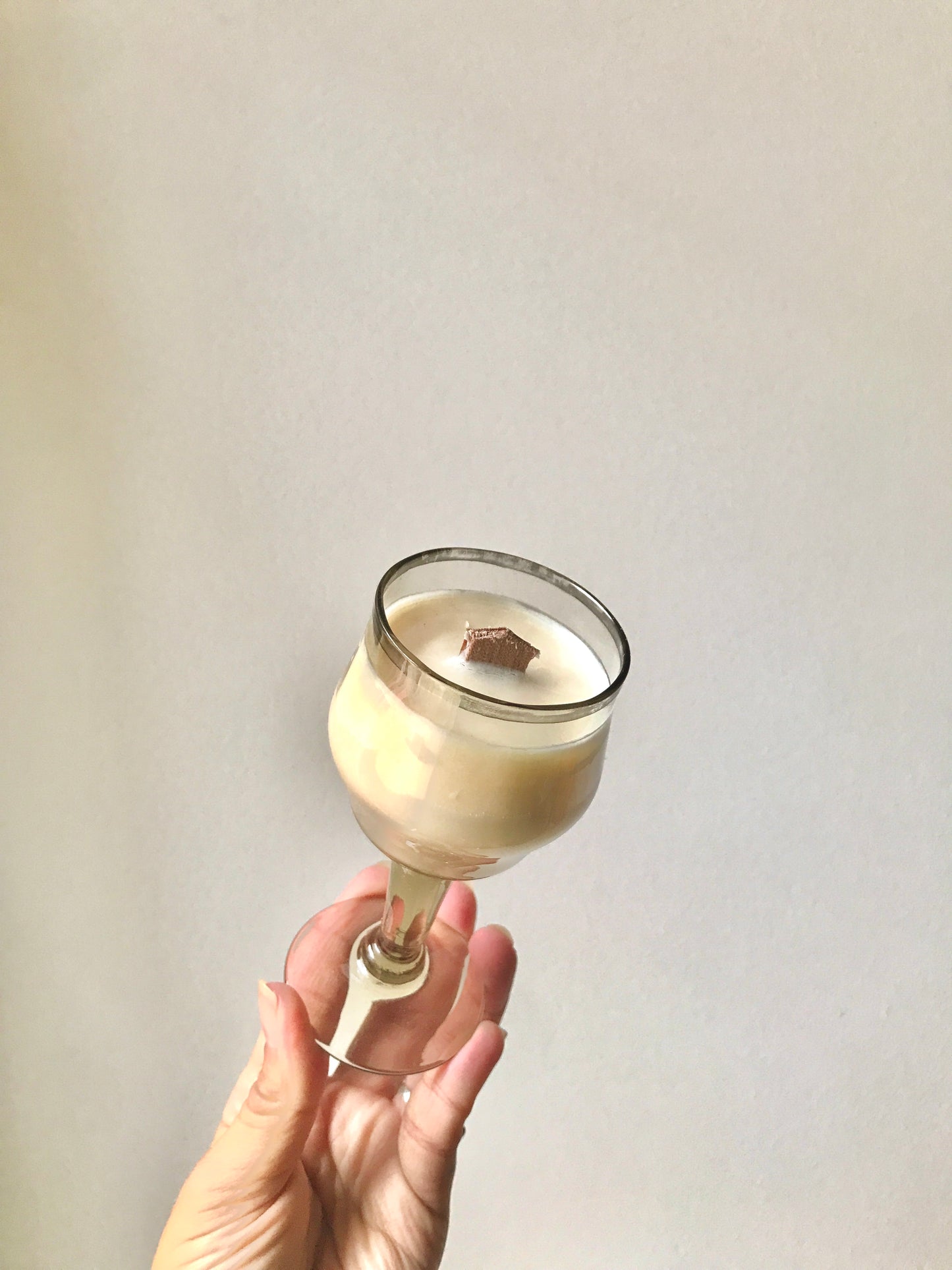 Bougie dans un verre à vin