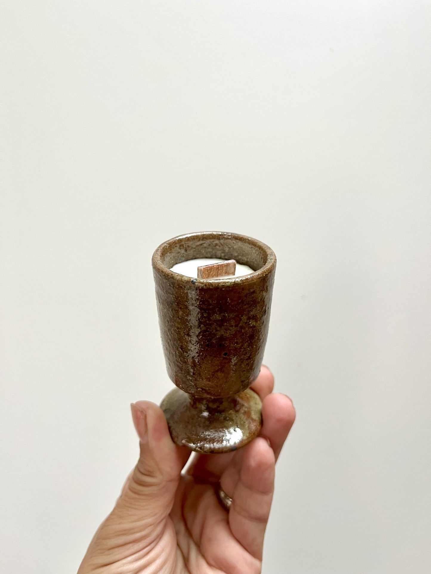 Mini bougie dans un verre en grès