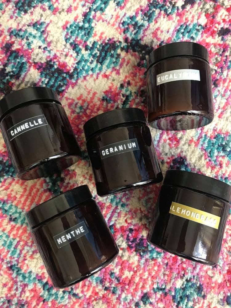 Bougie dans un pommadier en verre brun - Parfum Geranium