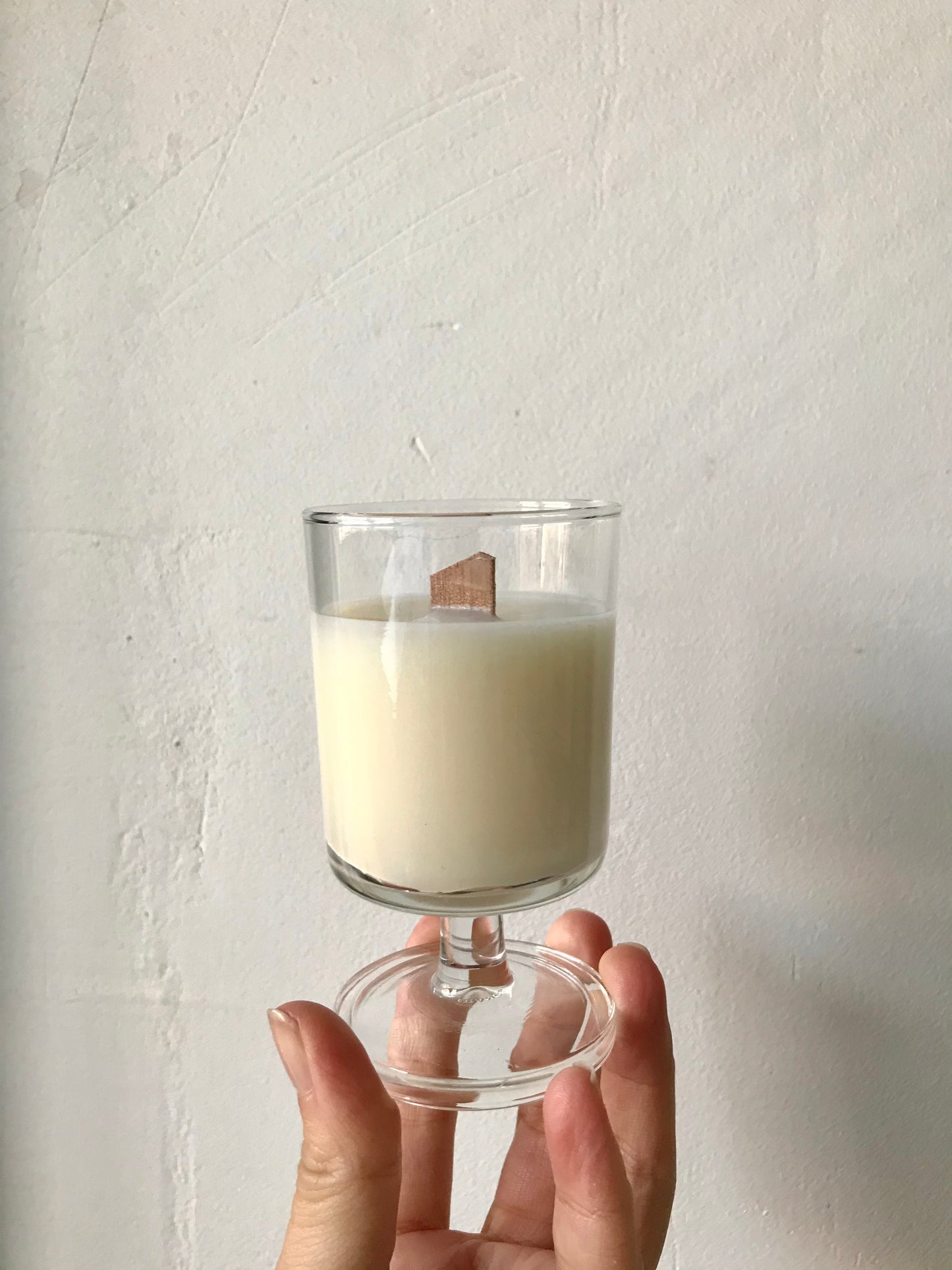 Bougie dans un verre à porto ancien