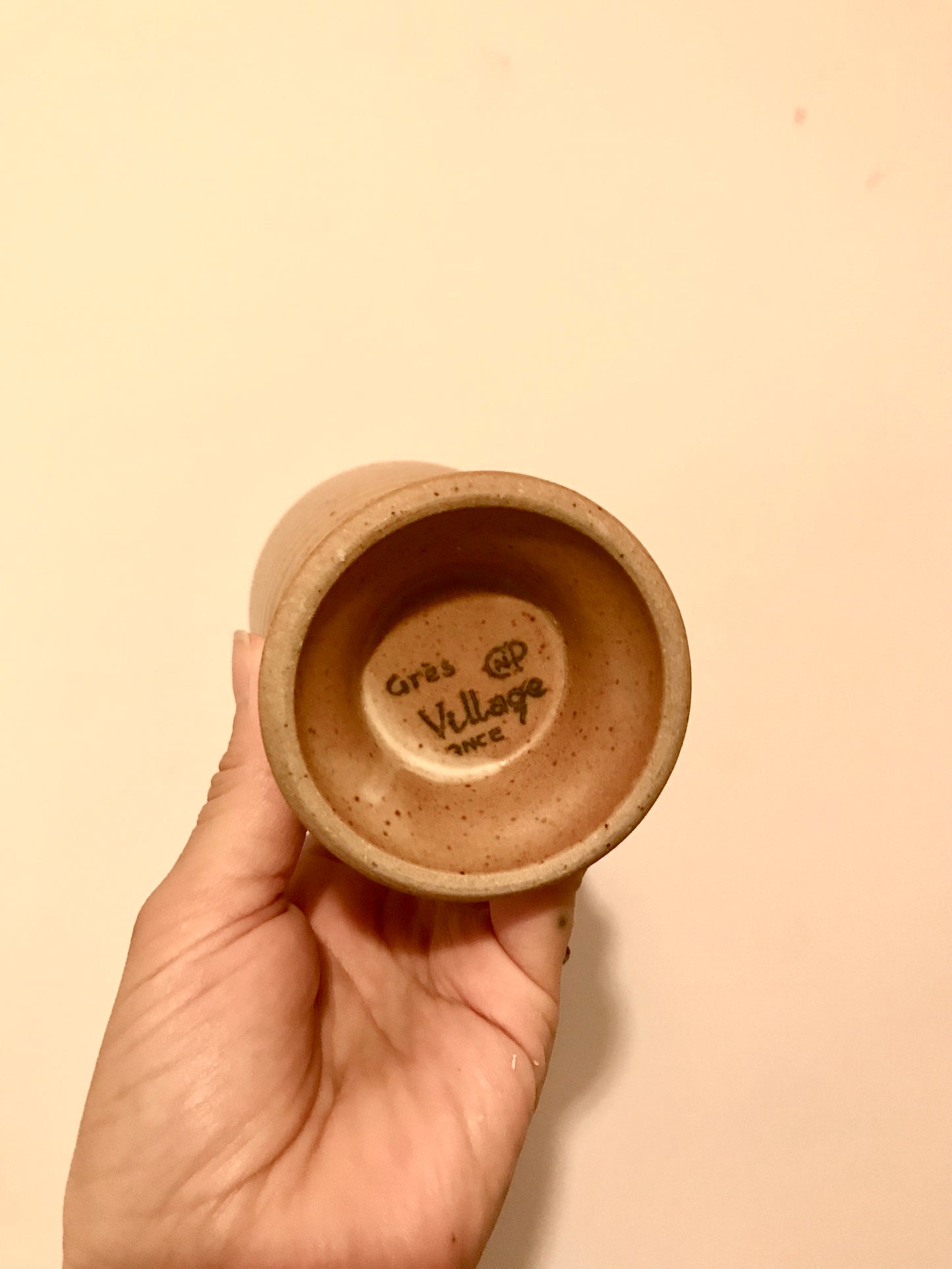 Bougie dans un mazagran en grès