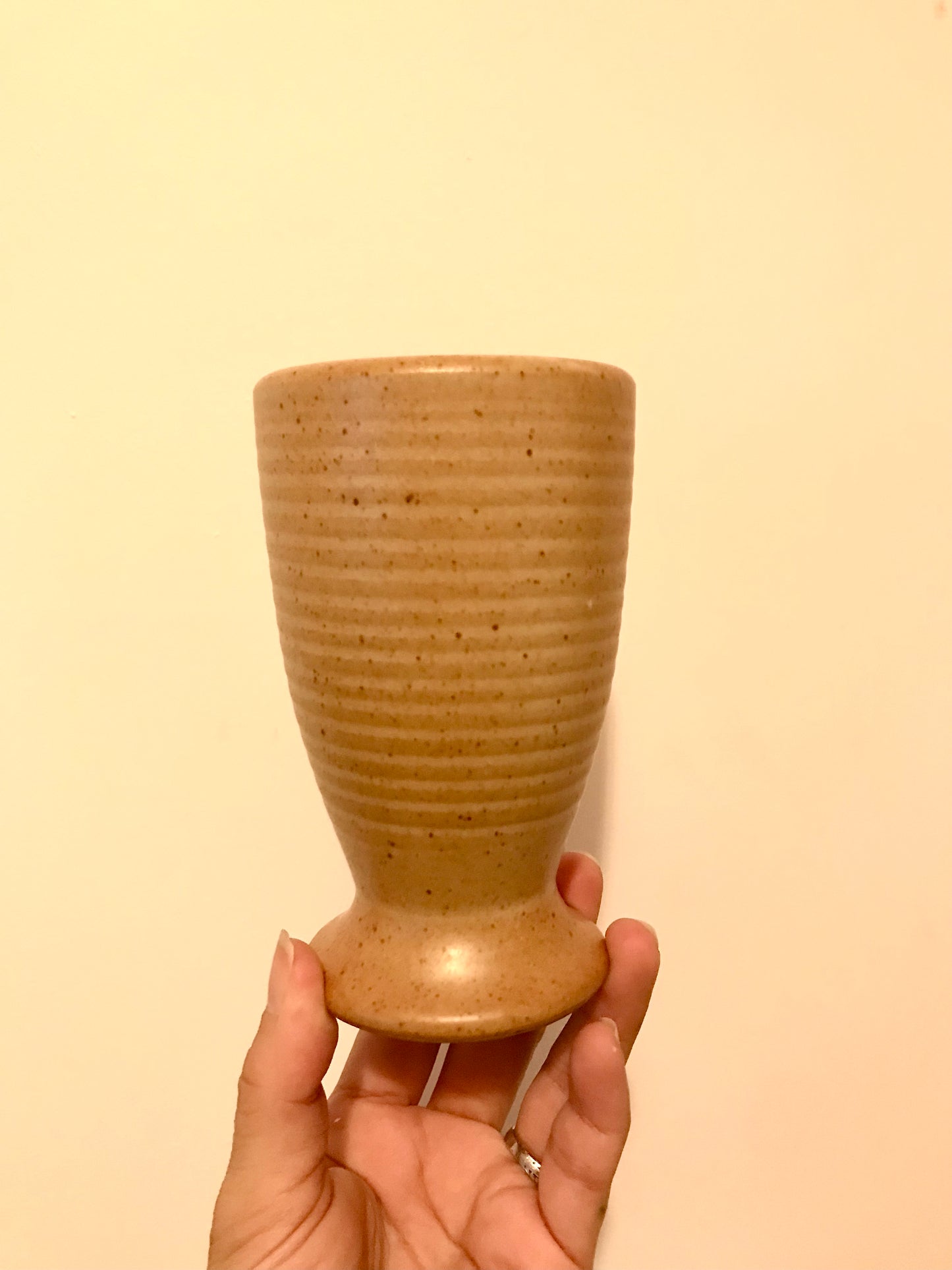 Bougie dans un mazagran en grès