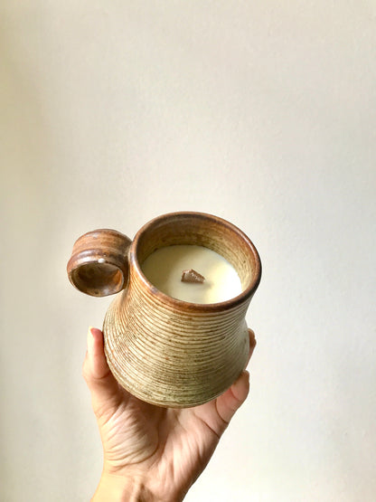 Bougie dans une grande tasse en grès