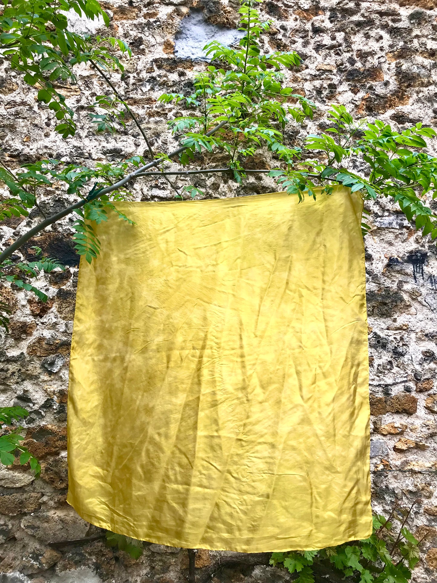 Foulard en soie teint à la main avec des plantes n°7