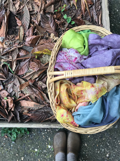 Foulard en soie teint à la main avec des plantes (Ancienne collection)