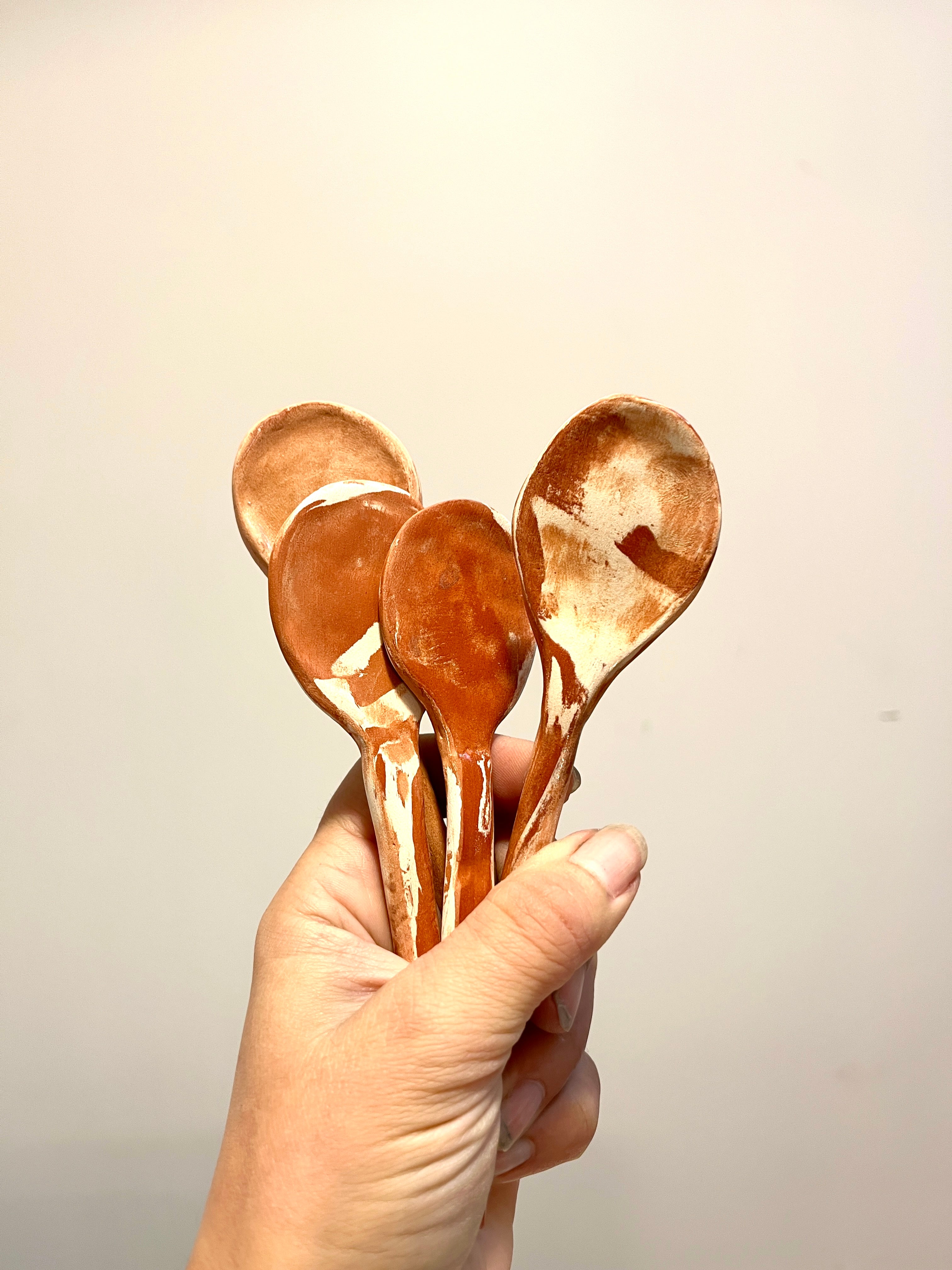 Cuillère en terres mêlées - Ocre ou Bleue