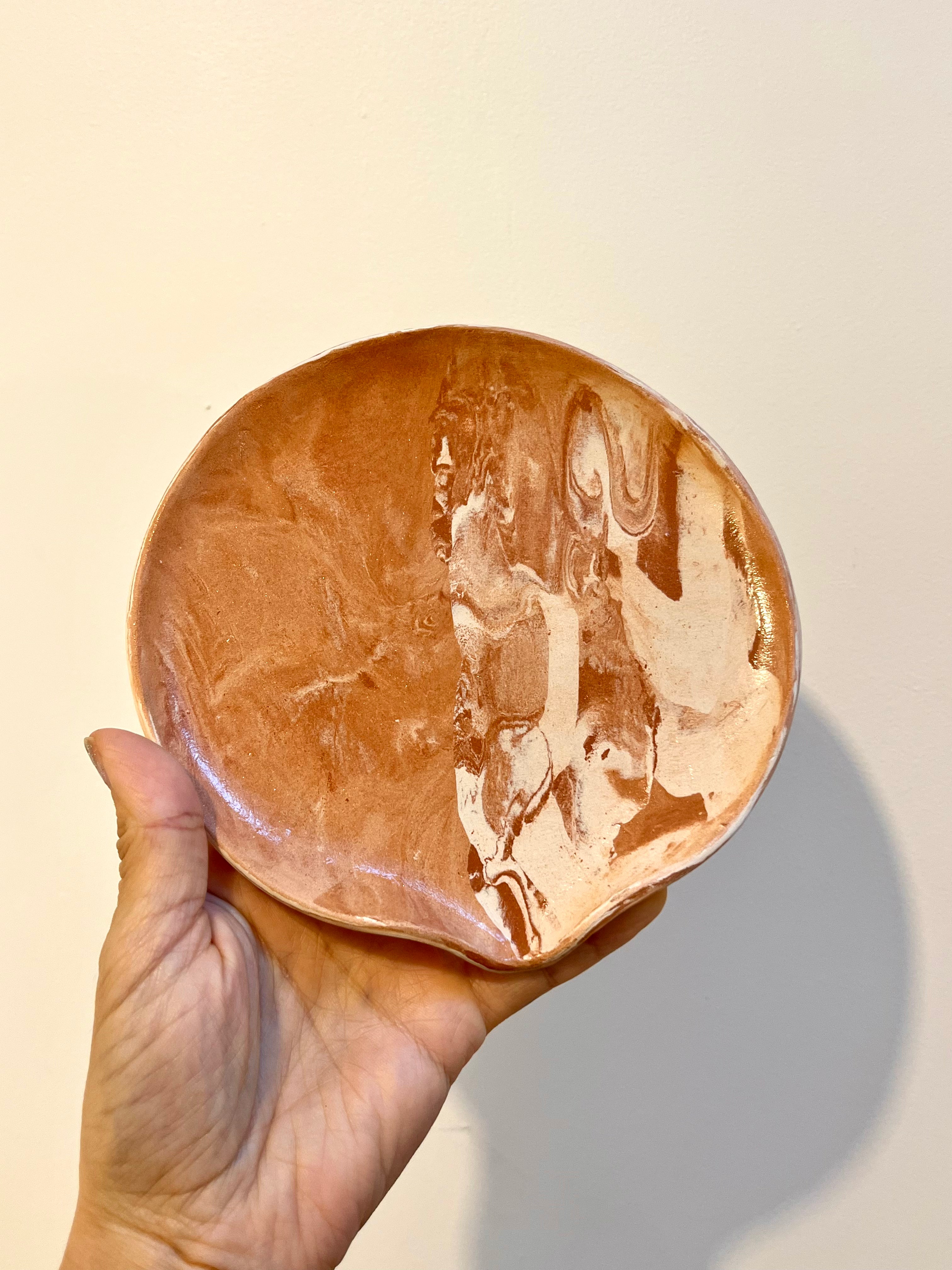 Repose-cuillère en terre mêlée ocre