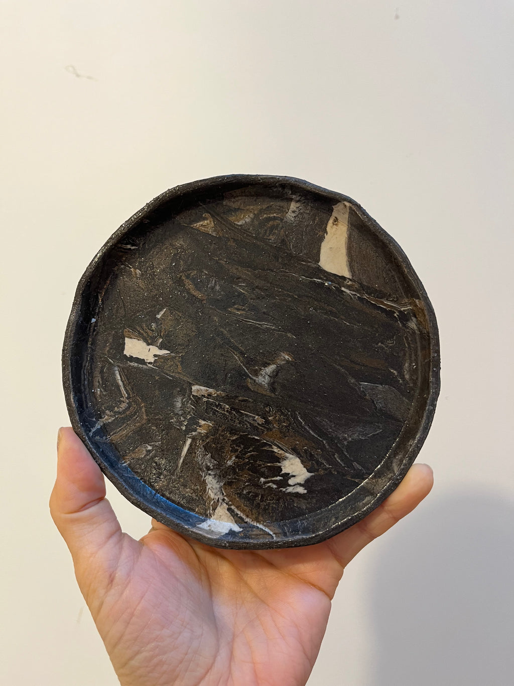 Petite assiette en terre mêlée - grès