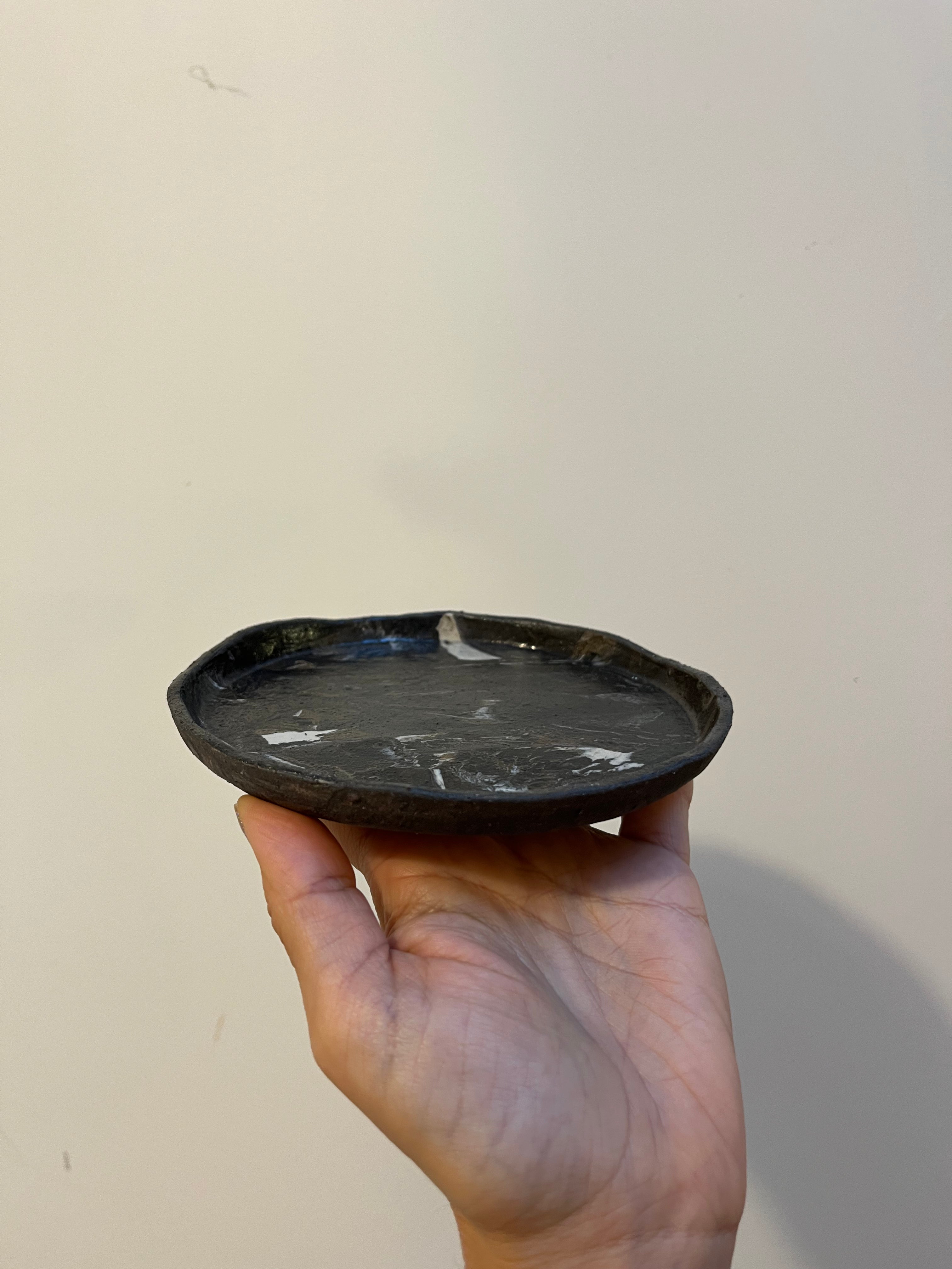 Petite assiette en terre mêlée - grès