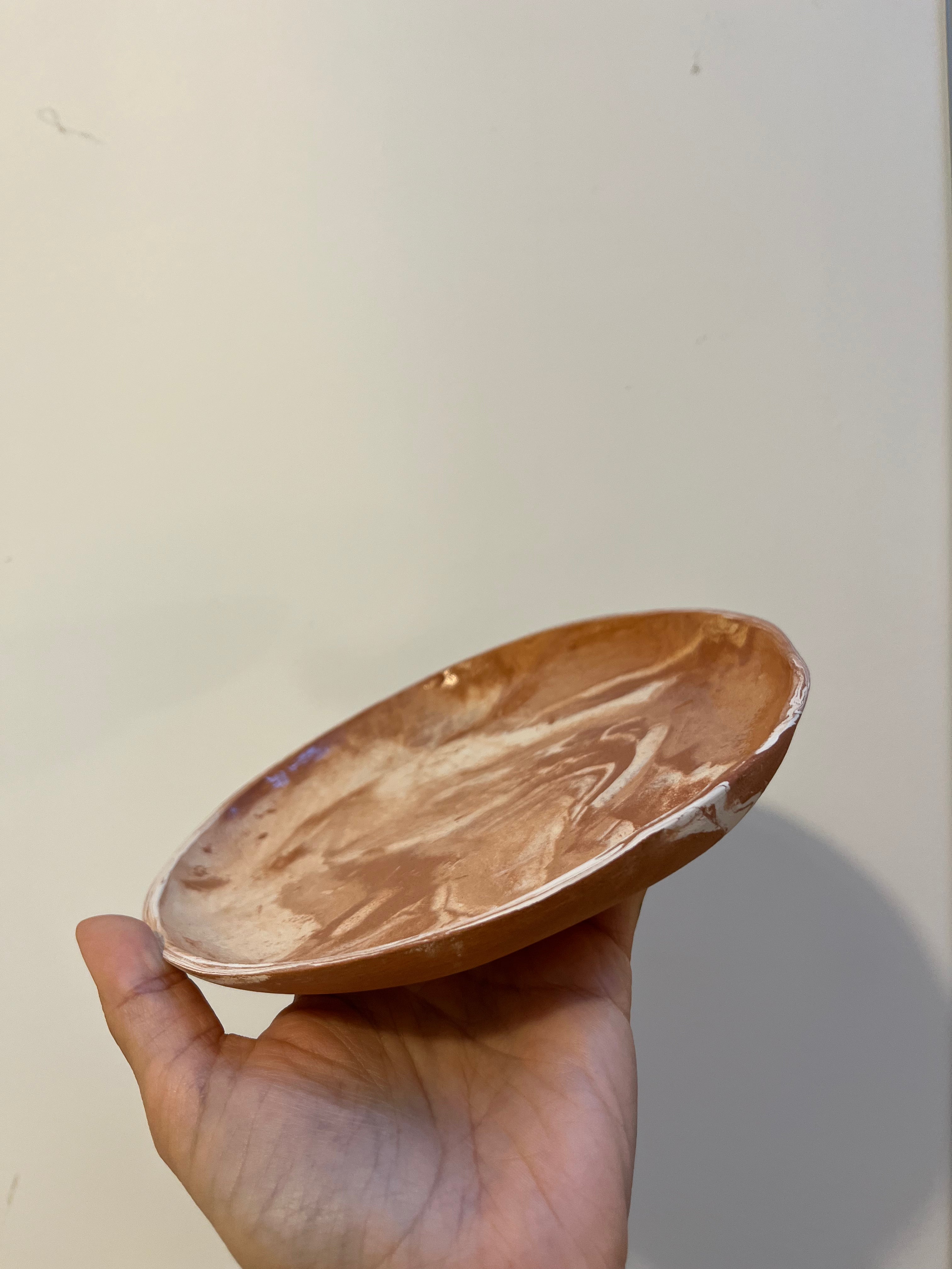 Petite assiette en terre mêlée