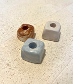 Petit bougeoir en terre mêlée (bleu, blanc ou ocre)