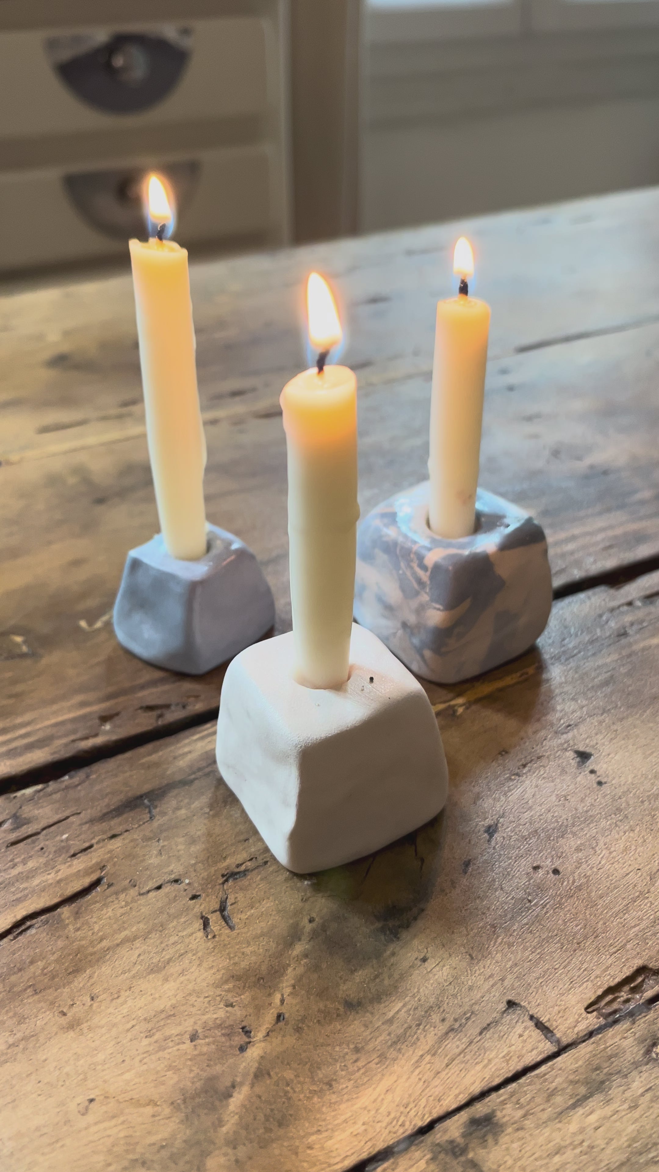 Petit bougeoir en terre mêlée (bleu, blanc ou ocre)