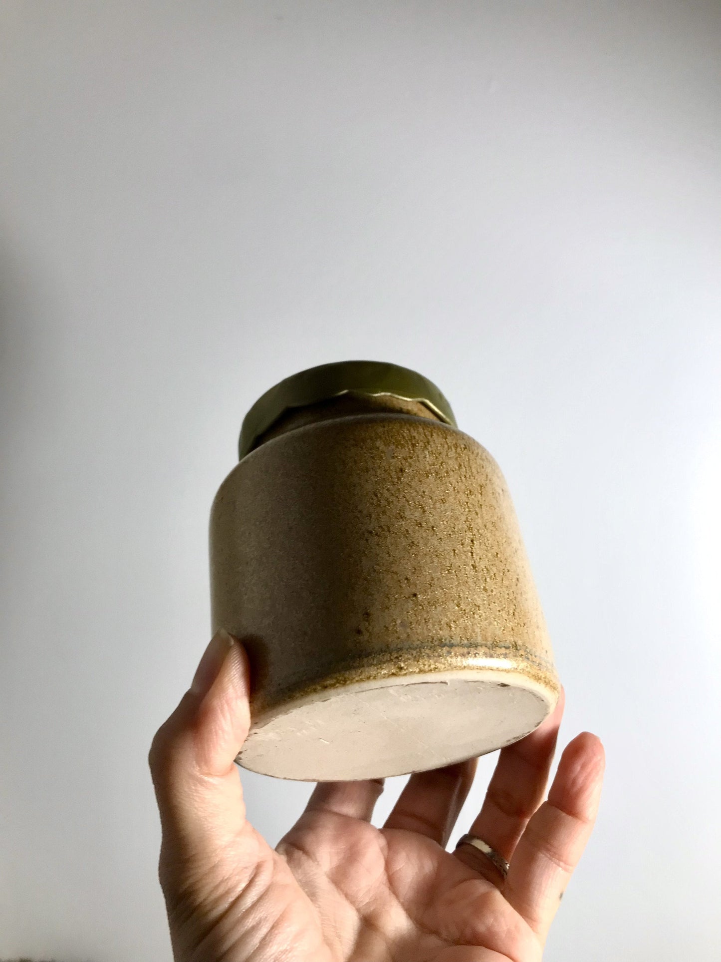Bougie dans un pot en céramique - parfum Lavande